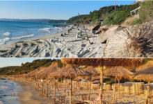 Χαλκιδική:-Απομακρύνθηκαν-700-ξαπλώστρες-και-300-ομπρέλες-από-παραλία-–-Δείτε-το-πριν-και-το-μετά
