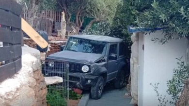 Τήνος:-Τζιπ-«προσγειώθηκε»-από-ύψωμα-σε-σπίτι-–-Οι-εικόνες-και-το-οργισμένο-ξέσπασμα-κατοίκου