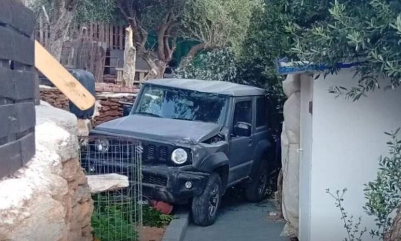 Τήνος:-Τζιπ-«προσγειώθηκε»-από-ύψωμα-σε-σπίτι-–-Οι-εικόνες-και-το-οργισμένο-ξέσπασμα-κατοίκου