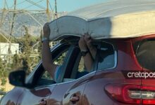 Κρήτη:-Μετέφεραν-στρώμα-στην-οροφή-αυτοκινήτου-και-το-κρατούσαν-με-τα-χέρια-τους