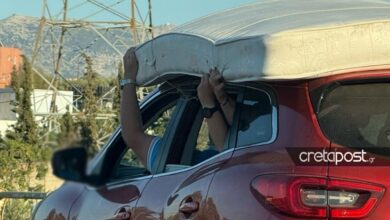 Κρήτη:-Μετέφεραν-στρώμα-στην-οροφή-αυτοκινήτου-και-το-κρατούσαν-με-τα-χέρια-τους