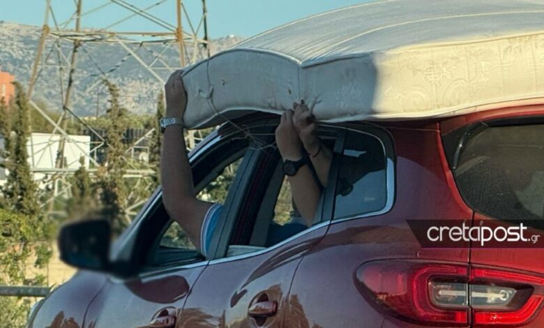 Κρήτη:-Μετέφεραν-στρώμα-στην-οροφή-αυτοκινήτου-και-το-κρατούσαν-με-τα-χέρια-τους