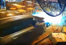 Περού:-Μεθυσμένος-οδηγός-«εισέβαλε»-με-το-αυτοκίνητό-του-σε-εστιατόριο-επειδή-τον-πέταξαν-έξω-–-Είχε-στήσει-άγριο-καβγά