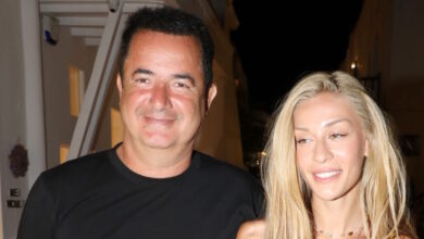 Ατζούν-Ιλιτζαλί:-Η-κούκλα-σύζυγος-του-«mr-survivor»-κέντρισε-όλα-τα-βλέμματα-στα-Ματογιάννια-της-Μυκόνου