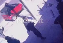 Μενίδι:-Βίντεο-με-την-έφοδο-της-αστυνομίας-στο-κατάστημα-–-Η-ιδιοκτήτρια-είχε-κλειδώσει-τους-ληστές-και-περίμενε-τους-αστυνομικούς