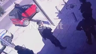 Μενίδι:-Βίντεο-με-την-έφοδο-της-αστυνομίας-στο-κατάστημα-–-Η-ιδιοκτήτρια-είχε-κλειδώσει-τους-ληστές-και-περίμενε-τους-αστυνομικούς