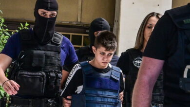 Η-Ειρήνη-Μουρτζούκου-έφτασε-στον-Κορυδαλλό-με-χαμένο-βλέμμα-και-σκυμμένο-κεφάλι-–-Την-αποδοκίμασε-το-εξοργισμένο-πλήθος