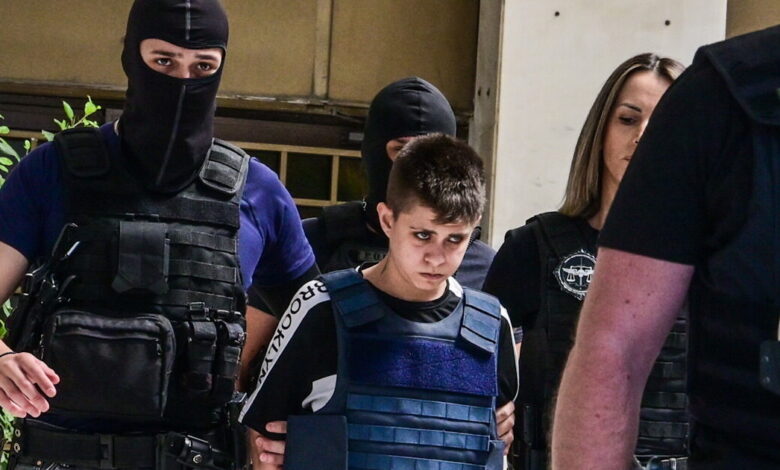 Η-Ειρήνη-Μουρτζούκου-έφτασε-στον-Κορυδαλλό-με-χαμένο-βλέμμα-και-σκυμμένο-κεφάλι-–-Την-αποδοκίμασε-το-εξοργισμένο-πλήθος