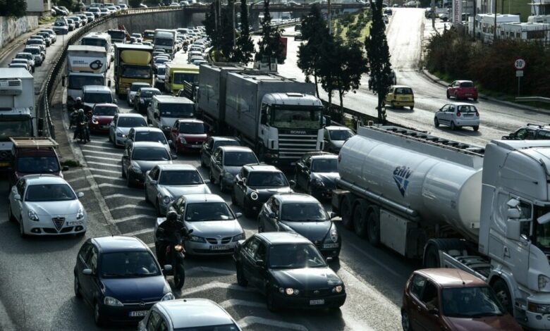Καραμπόλα-τεσσάρων-οχημάτων-στο-Ψυχικό:-Κυκλοφοριακό-κομφούζιο-στην-άνοδο-της-Κηφισίας
