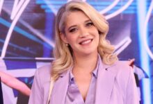 Η-Τζένη-Θεωνά-με-φουσκωμένη-κοιλίτσα-σε-φωτογραφία-από-τα-χέρια-του-6χρονου-γιου-της