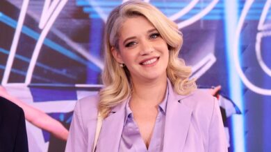 Η-Τζένη-Θεωνά-με-φουσκωμένη-κοιλίτσα-σε-φωτογραφία-από-τα-χέρια-του-6χρονου-γιου-της