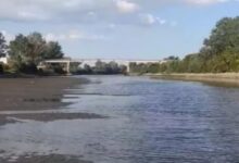 Απίστευτο-βίντεο-από-τον-Έβρο:-Κάτοικος-της-περιοχής-περπατάει-στο-ποτάμι-που-έχει-στερέψει