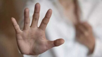 Θεσσαλονίκη:-Υπό-κράτηση-ένας-76χρονος-που-χτύπησε-την-εν-διαστάσει-σύζυγό-του-και-έβαλε-φωτιά-στο-σπίτι-της