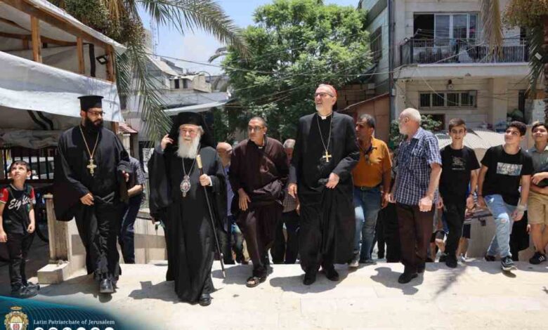 Στη-βομβαρδισμένη-εκκλησία-της-Γάζας-ο-Ορθόδοξος-και-ο-Καθολικός-Πατριάρχης-Ιεροσολύμων