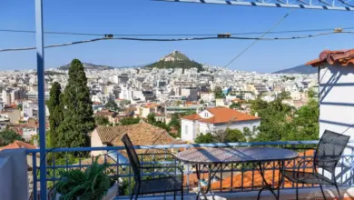 Ράλι-τιμών-στην-Αττική:-Πού-ανεβαίνουν-οι-τιμές-κατοικιών-και-πού-«φρενάρουν»