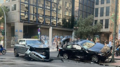 Τροχαίο-στην-Ακαδημίας:-Αυτοκίνητο-έπεσε-σε-κολώνα-–-Δυο-τραυματίες-στο-νοσοκομείο