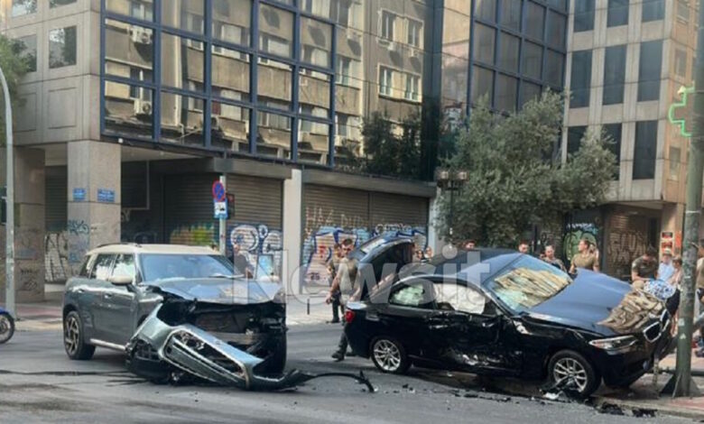 Τροχαίο-στην-Ακαδημίας:-Αυτοκίνητο-έπεσε-σε-κολώνα-–-Δυο-τραυματίες-στο-νοσοκομείο
