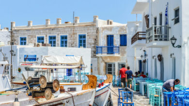 Ο-ελληνικός-τουρισμός-σε-κρίσιμο-σταυροδρόμι:-Περισσότεροι-τουρίστες,-λιγότερα-έσοδα