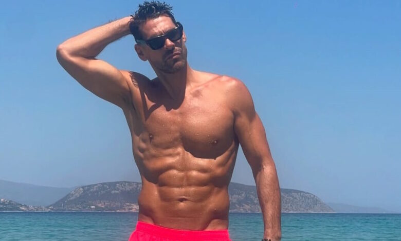 Ο-Γιάννης-Σπαλιάρας-ποζάρει-με-μαγιό-στα-50-του:-«Ζαλίζουν»-οι-κοιλιακοί-του