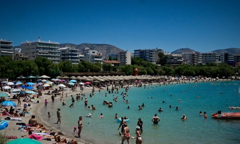 Καιρός:-Ο-καύσωνας-οδήγησε-τους-Αθηναίους-στη-θάλασσα-–-Το-αδιαχώρητο-στις-παραλίες-της-Αττικής