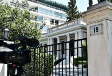 Το-Μαξίμου-τα-λέει-στη-νύφη-(αντιπολίτευση,-Βαληνάκης)-για-να-τ´-ακούσει-η-πεθερά-(Καραμανλής,-Σαμαράς)-^-το-παράδειγμα-της-«καλύβας»-και-του-«ουρανοξύστη»-^-Σαμαράς-συν-«91»-^-η-ανακαίνιση-του-Μαξίμου,-τι-έργα-φιλοξενεί
