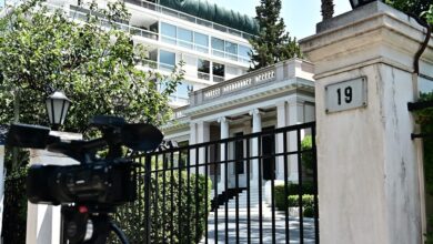 Το-Μαξίμου-τα-λέει-στη-νύφη-(αντιπολίτευση,-Βαληνάκης)-για-να-τ´-ακούσει-η-πεθερά-(Καραμανλής,-Σαμαράς)-^-το-παράδειγμα-της-«καλύβας»-και-του-«ουρανοξύστη»-^-Σαμαράς-συν-«91»-^-η-ανακαίνιση-του-Μαξίμου,-τι-έργα-φιλοξενεί