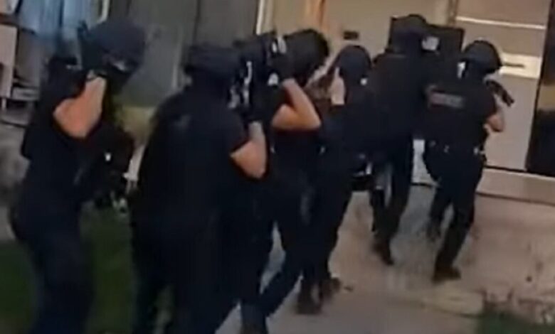Ασπρόπυργος:-Έντεκα-συλλήψεις-μετά-από-«ντου»-της-αστυνομίας-σε-οικισμό