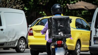 Καύσωνας:-Έκτακτα-μέτρα-για-τους-εργαζόμενους-και-την-Τρίτη-–-Σε-ποιες-περιοχές-απαγορεύονται-υπαίθριες-εργασίες-και-delivery
