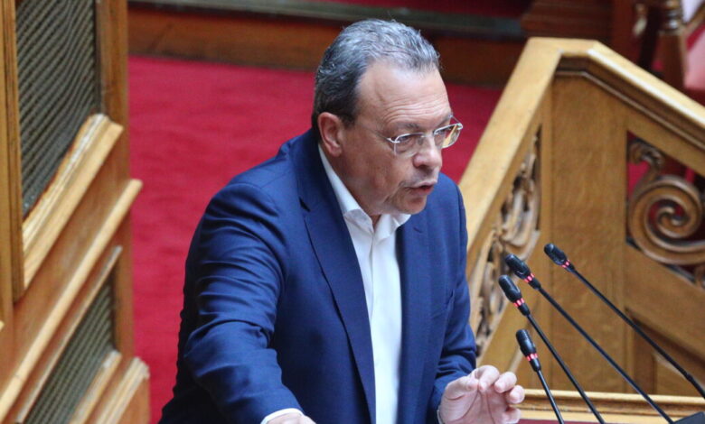 Κόντρα-Φλωρίδη-–-Φάμελλου-στη-Βουλή:-«Συνεχίστε-έτσι,-οδεύετε-στην-εξάτμιση-από-τους-πολίτες»-–-«Είσαι-υπουργός-για-τα-μπάζα»