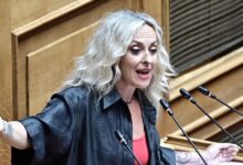 Η-Τζώρτζια-Κεφαλά-τραγούδησε-Βιτάλη-από-το-βήμα-της-Βουλής-–-«Εξαιρετικά»,-είπε-η-Γεροβασίλη-στο-φινάλε