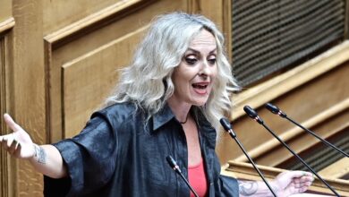 Η-Τζώρτζια-Κεφαλά-τραγούδησε-Βιτάλη-από-το-βήμα-της-Βουλής-–-«Εξαιρετικά»,-είπε-η-Γεροβασίλη-στο-φινάλε