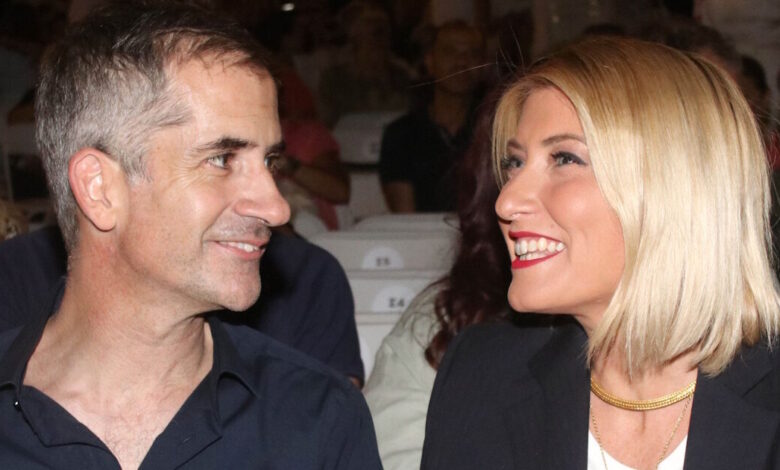 Σία-Κοσιώνη:-Η-γλυκιά-φωτογραφία-με-τον-Κώστα-Μπακογιάννη-με-αφορμή-την-επέτειό-τους-–-«Έως-το-άπειρο»