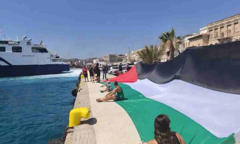 Πλώρη-για-Λεμεσό-έβαλε-το-ισραηλινό-κρουαζιερόπλοιο-crown-iris-Έφυγε-άπρακτο-από-τη-Σύρο