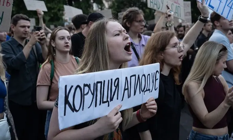 Ουκρανία:-Οργή-με-τον-Ζελένσκι-για-τον-«στραγγαλισμό»-των-αρχών-κατά-της-διαφθοράς
