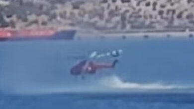 Ελευσίνα:-Βίντεο-από-τη-στιγμή-που-το-πυροσβεστικό-ελικόπτερο-κάνει-αναγκαστική-προσθαλάσσωση