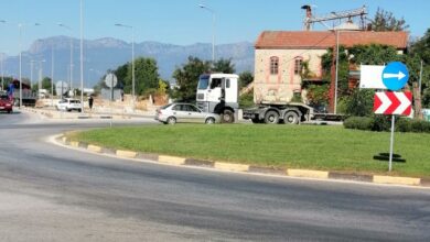 Σύγκρουση-αυτοκινήτου-με-φορτηγό-σε-κόμβο-στα-Τρίκαλα