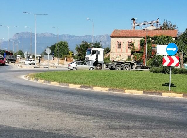 Σύγκρουση-αυτοκινήτου-με-φορτηγό-σε-κόμβο-στα-Τρίκαλα