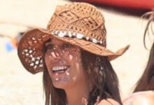clara-soccini:-Τα-παιχνίδια-στην-άμμο-και-στη-θάλασσα-της-Ιταλίδας-καλλονής-σε-παραλία-της-Μυκόνου