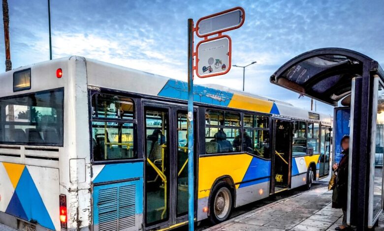 Μενίδι:-Λεωφορείο-έπεσε-σε-ταβέρνα-επί-της-λεωφόρου-Δημοκρατίας