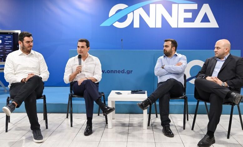 Με-τους-νέους-της-ΟΝΝΕΔ-συναντήθηκε-ο-Κώστας-Σκρέκας