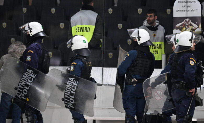 Νέα-Φιλαδέλφεια:-Συμπλοκές-με-τραυματίες-αστυνομικούς-μετά-τον-αγώνα-της-ΑΕΚ