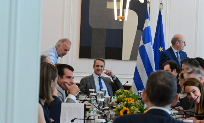Καμπανάκι-Μητσοτάκη-στους-υπουργούς-για-τα-χρονοδιαγράμματα:-Να-μην-χαθεί-ούτε-ένα-ευρώ-από-το-Ταμείο-Ανάκαμψης
