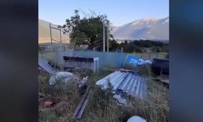 Βίντεο-ντοκουμέντο-από-το-εργοτάξιο-όπου-ξεκίνησε-η-φωτιά-στο-Φενεό-Κορινθίας-–-Εργαλεία,-παλέτες,-μπιτόνια-βενζίνης,-καλώδια