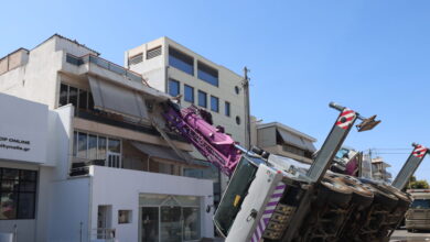 Περιστέρι:-«Ήμουν-μέσα,-θα-μπορούσα-να-είχα-σκοτωθεί»-λέει-η-ιδιοκτήτρια-του-σπιτιού-που-έπεσε-πάνω-του-το-γερανοφόρο-όχημα