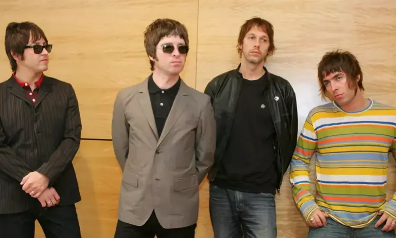 Έκθεση-φωτογραφιών-των-oasis-από-τη-δεκαετία-του-1990-στο-wembley-park-του-Λονδίνου