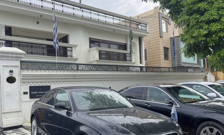 Ινδία:-Παρίστανε-τον-πρέσβη-φανταστικών-χωρών-για-δέκα-χρόνια-και-εξαπατούσε-απεγνωσμένους-Ινδούς