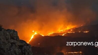 Φωτιά-στα-Χανιά:-Δύσκολο-βράδυ-στο-Σέλινο-–-Κάηκαν-σπίτια,-δυο-άτομα-στο-Κέντρο-Υγείας