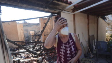 Φωτιά-στο-Κρυονέρι:-Εικόνες-απόλυτης-καταστροφής-–-Καμένα-σπίτια-και-πυροσβεστικά,-στάχτη-και-αποκαΐδια