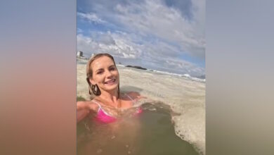 Νότια-Αφρική:-Επική-γκάφα-για-μία-influencer-–-Βούτηξε-σε-αφρό-από-βοθρολύματα