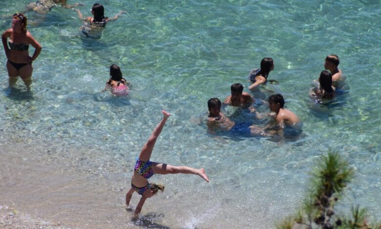 Καιρός:-Ο-καύσωνας-υποχωρεί,-ο-κίνδυνος-πυρκαγιάς-ενισχύεται-–-Στους-39°c-η-θερμοκρασία-και-άνεμοι-6-μποφόρ